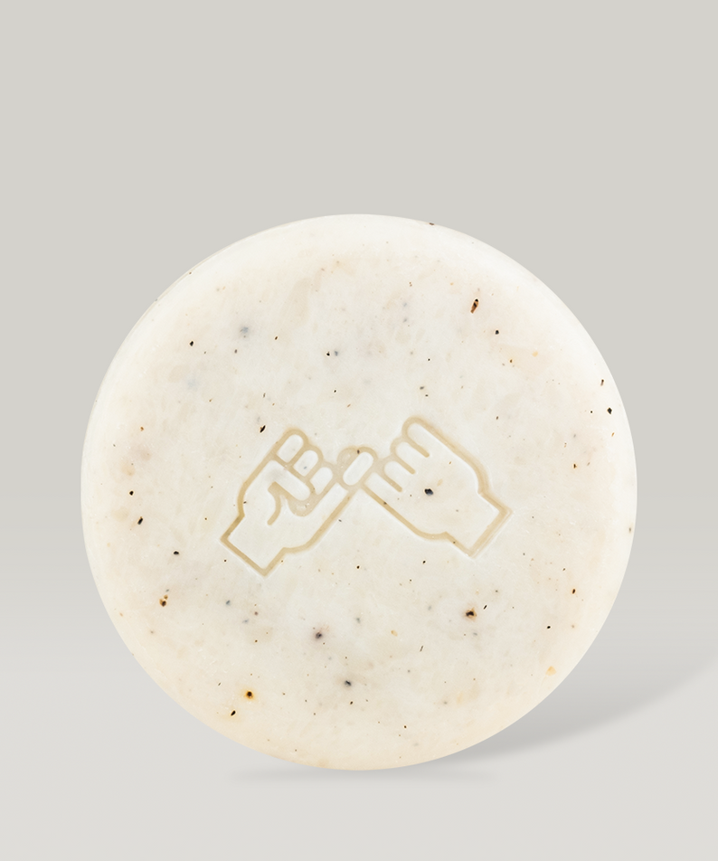 DONGGUBAT Field Correct Body Soap Noni, savon crème avec grains, logo sur galet, photo produit sur fond clair