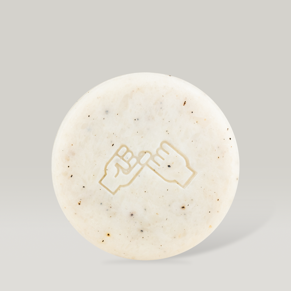 DONGGUBAT Field Correct Body Soap Noni, savon crème avec grains, logo sur galet, photo produit sur fond clair