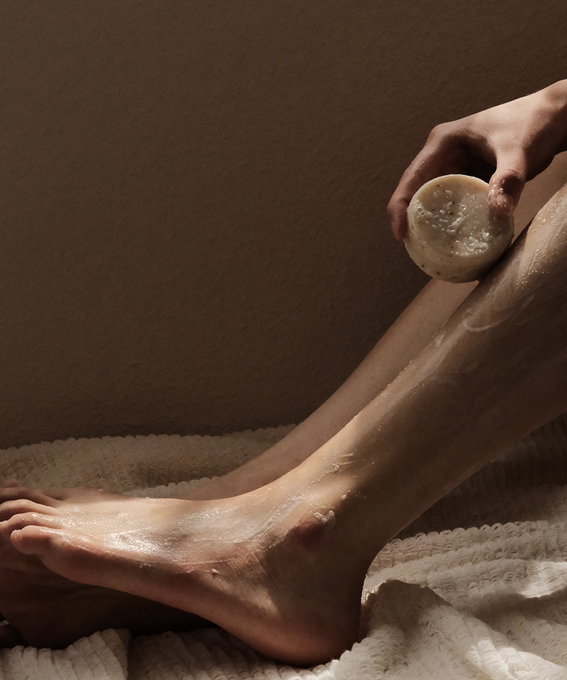 DONGGUBAT Field Correct Body Soap Noni, marque dans un bain spa : savon massé sur le corps, peau et mousse.