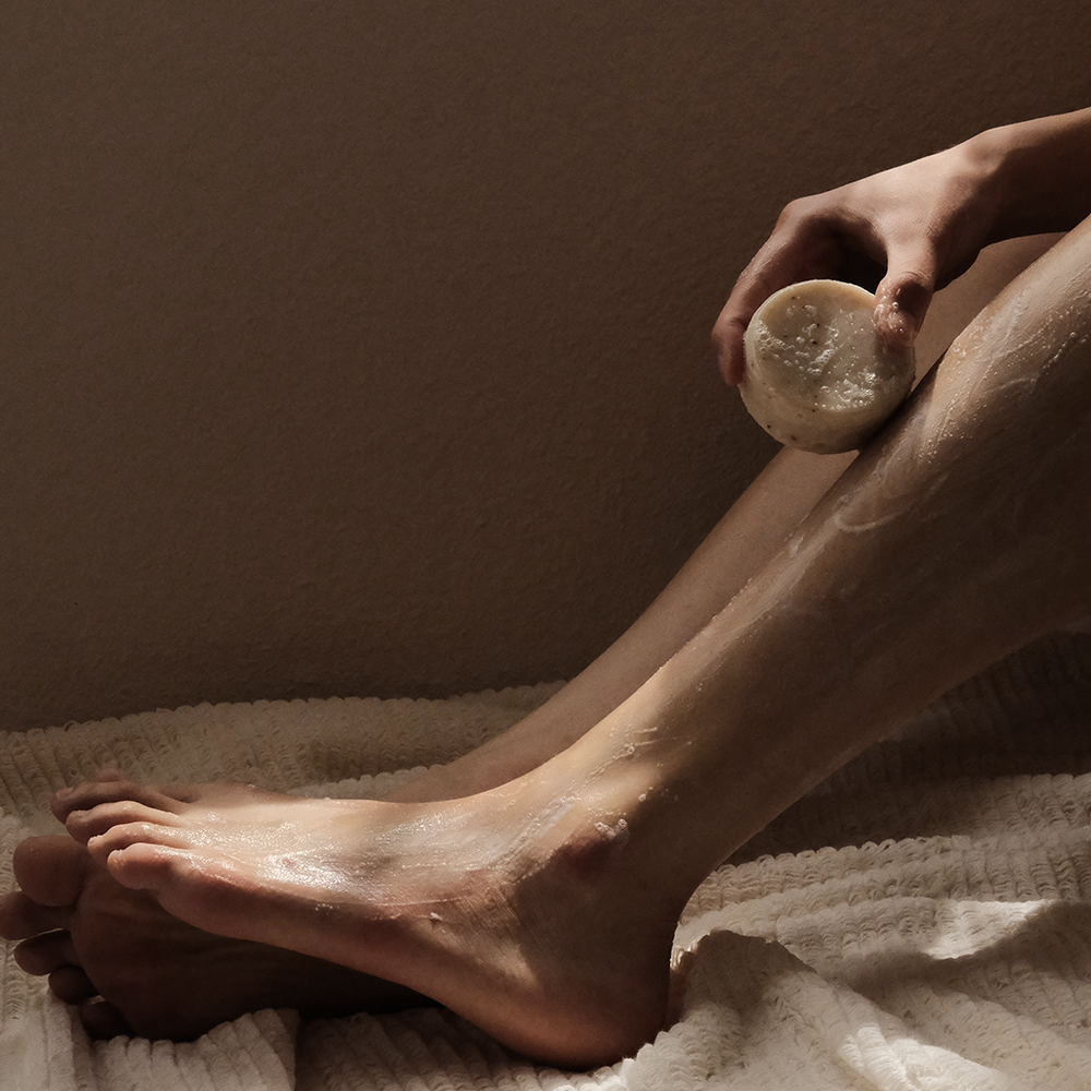 DONGGUBAT Field Correct Body Soap Noni, marque dans un bain spa : savon massé sur le corps, peau et mousse.