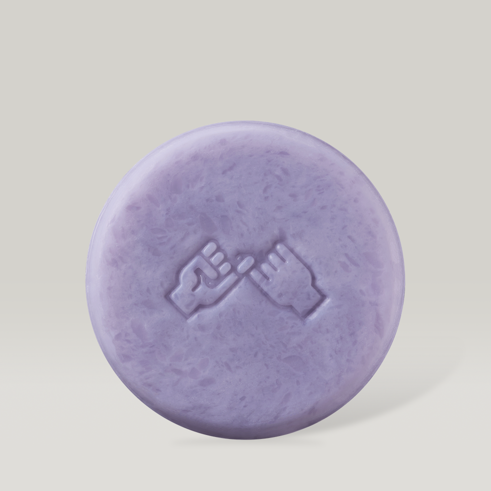 Décris l'image en français en mentionnant le produit, la marque et le contexte visuel : DONGGUBAT Field Correct Cleansing Soap Collagen.