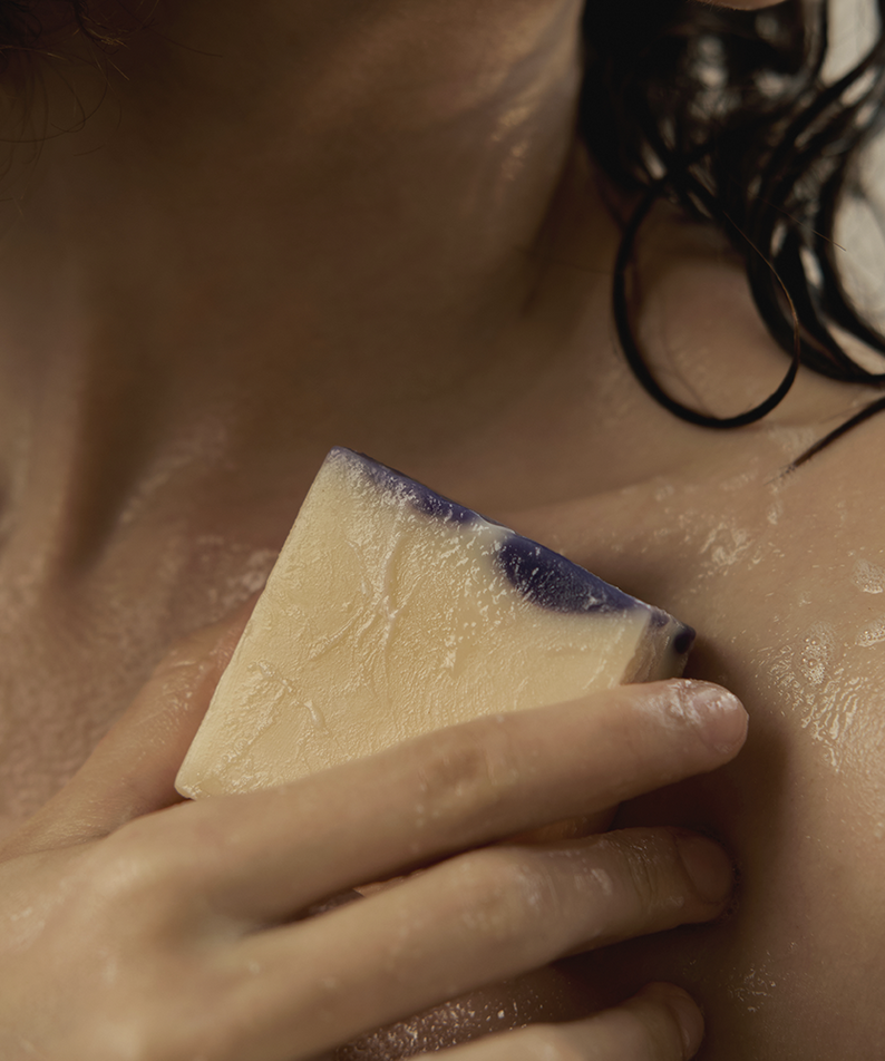 DONGGUBAT Field Dream Soap Cucumber Eggplant, savon artisanal DONGGUBAT en scène avec mains, style naturel.
