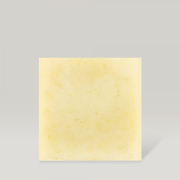 DONGGUBAT Field Dream Soap Kale, savon à base de chou, sur fond clair, marque DONGGUBAT, vue produit.