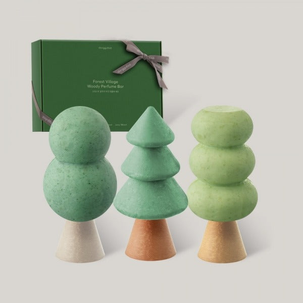 DONGGUBAT Forest Village Woody Perfume Bar Set (Bloom Wood+Herb Wood+Juicy Wood) sur présentoir, marque DONGGUBAT, décor forêt vert