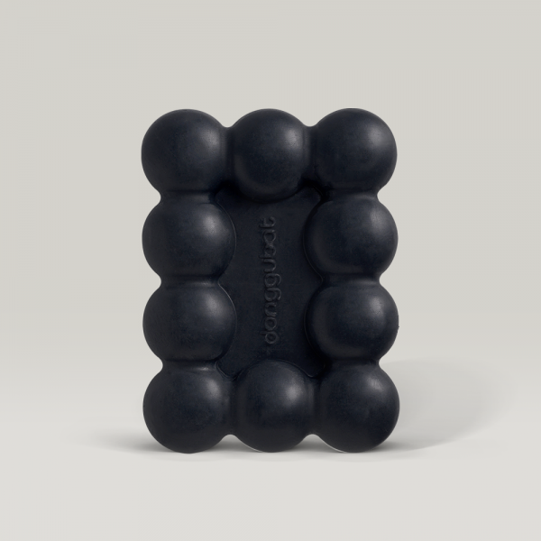 DONGGUBAT Gwalsa Therapy Scrub Shampoo Bar Geocharcoal 95g de la marque DONGGUBAT, savon noir sur fond clair.