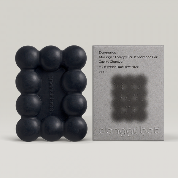 DONGGUBAT Gwalsa Therapy Scrub Shampoo Bar Geocharcoal 95g, savon noir charbon, marque DONGGUBAT sur fond clair, photo produit.