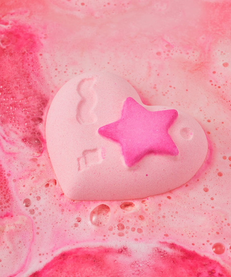 DONGGUBAT Happy Moment Bath Bomb Set 2 pieces : coffrets de deux bombes de bain roses en coeur, dans l’eau mousseuse