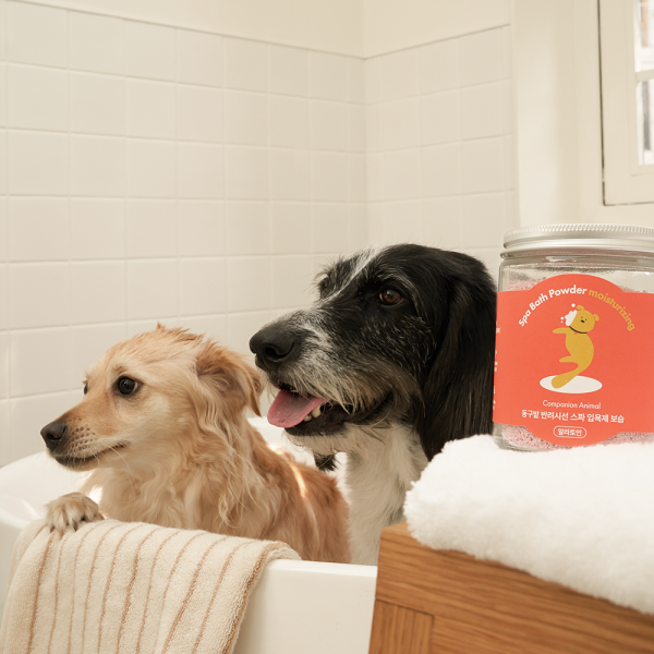 DONGGUBAT Spa Bath Powder Moisturizing Companion Animal : pot dans une salle de bain, chiens et serviettes, marque DONGGUBAT