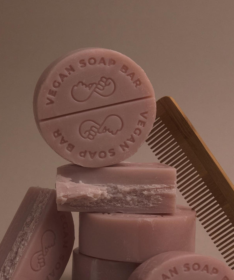 DONGGUBAT Vegan Shampoo Bar Dongbaek, savon solide végan DONGGUBAT sur étagère en bois, gros plan en studio