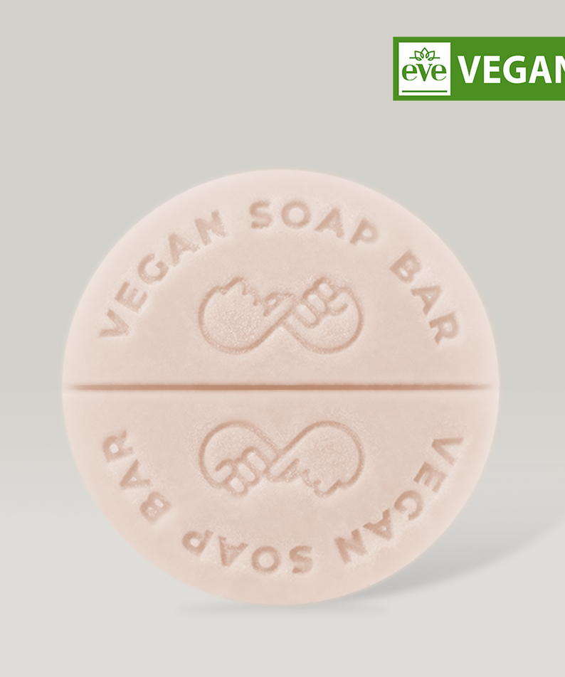DONGGUBAT Vegan Treatment Bar Dongbaek : savon vegan sur fond clair, branding DONGGUBAT et étiquette VEGAN.