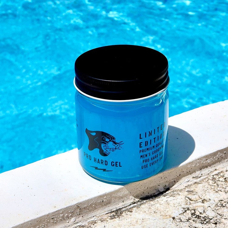 DOORS Hard Gel LTD 200g, pot de gel bleu de la marque DOORS sur fond piscine, lumière naturelle, extérieur.