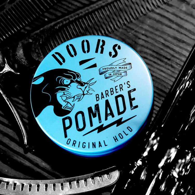 DOORS Original Pomade 120g, pot bleu DOORS “Barber’s Pomade” sur fond noir coiffure barbe