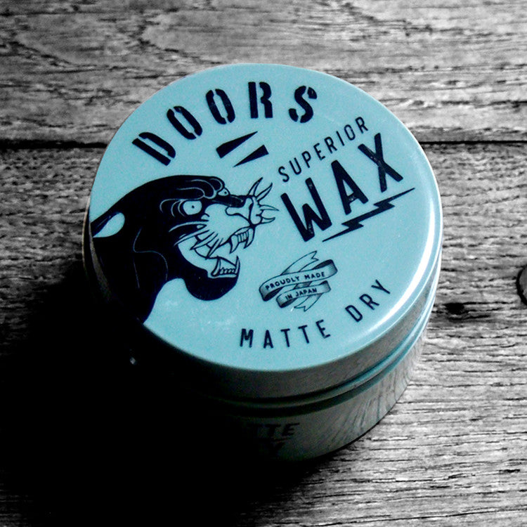 DOORS Superior Wax Matte Dry 80g, pot bleu sur planche en bois, marque DOORS, finition mate sèche.