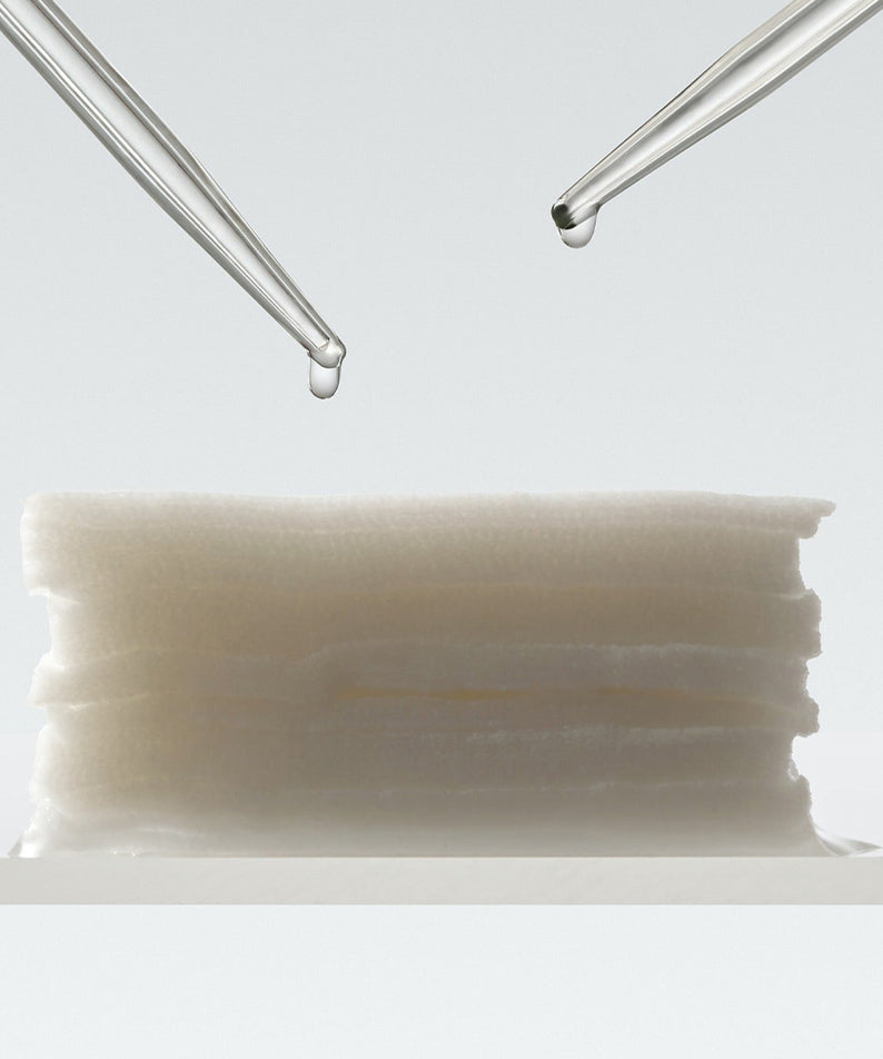 Tampon DR.CEURACLE PLC Calming Solution Pad 130 pads avec sérum apaisant coulant dans l'image, soin cutané anti-irritation.