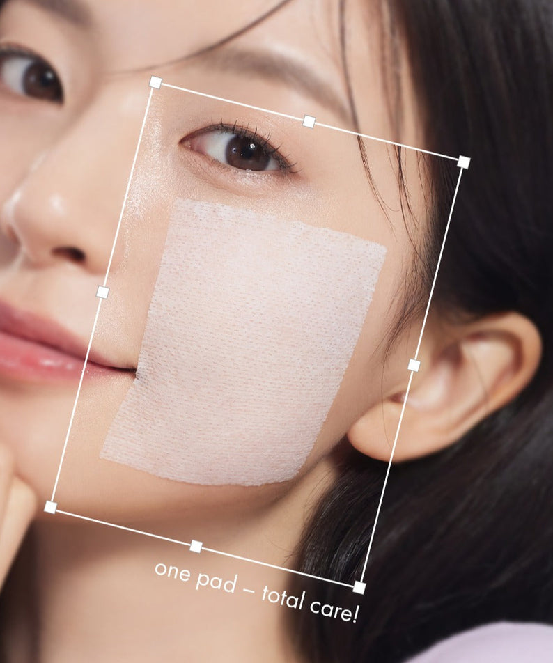 Femme utilisant le DR.CEURACLE PLC Calming Solution Pad 130 pads sur le visage, démontrant l'effet calmant et hydratant du produit.