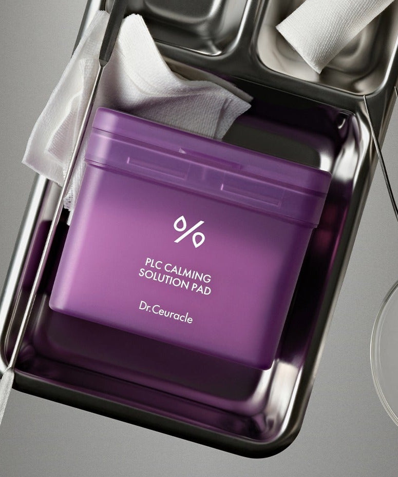DR.CEURACLE PLC Calming Solution Pad 130 pads sur un plateau en métal, contenant des tampons apaisants pour la peau sensible.