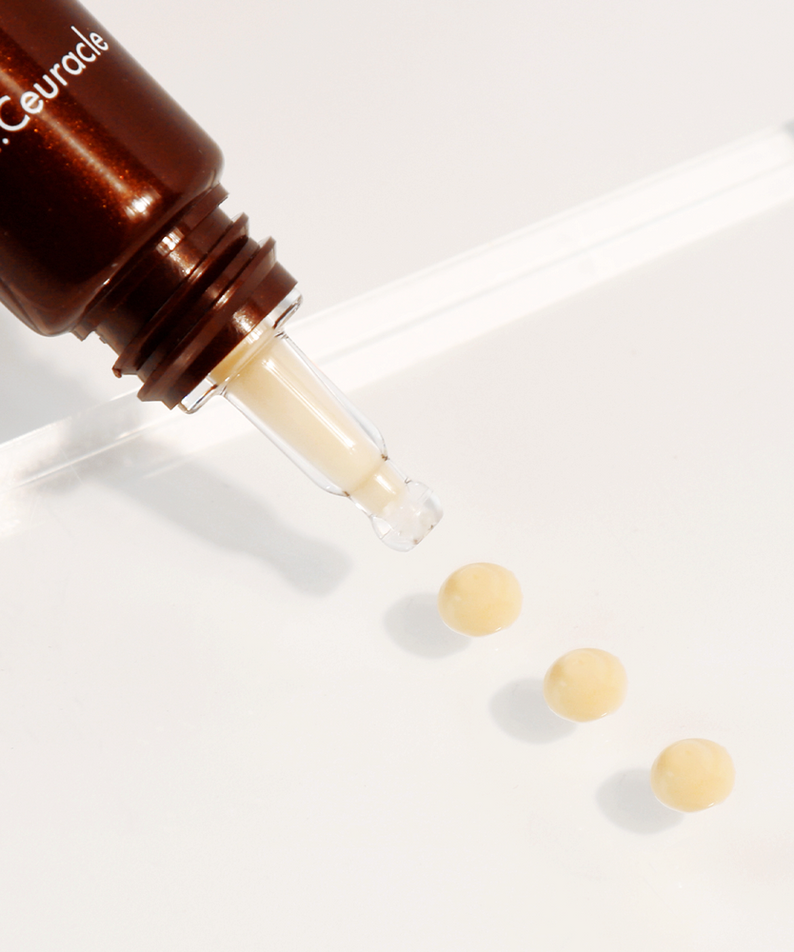 Tube du DR.CEURACLE Pure VC Melite Cream 20ml libérant doucement la crème hydratante sur une surface lisse.