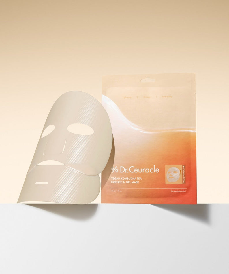 DR.CEURACLE Vegan Kombucha Tea Essence-in-Gel Mask sur fond beige, masque en gel, beauté et soin du visage, produit cosmétique vegan.