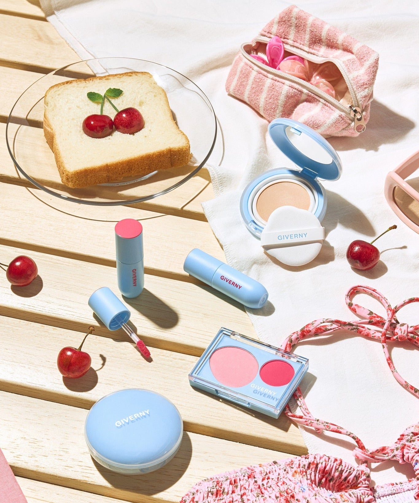 Ensemble de cosmétiques avec GIVERNY Fluffy Sheer Tint 3.5g en ambiance estivale sur table en bois.