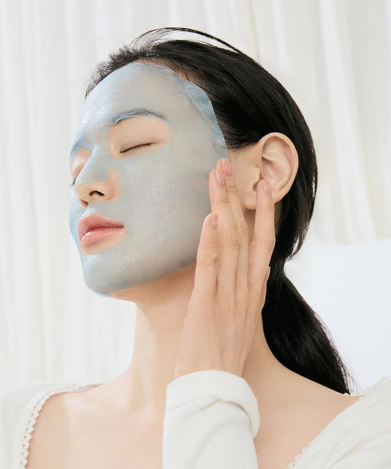 DR.ALTHEA Aqua Blue Hydrating Mask (4ea) : femme applique un masque bleu hydratant, marque DR.ALTHEA, ambiance spa.