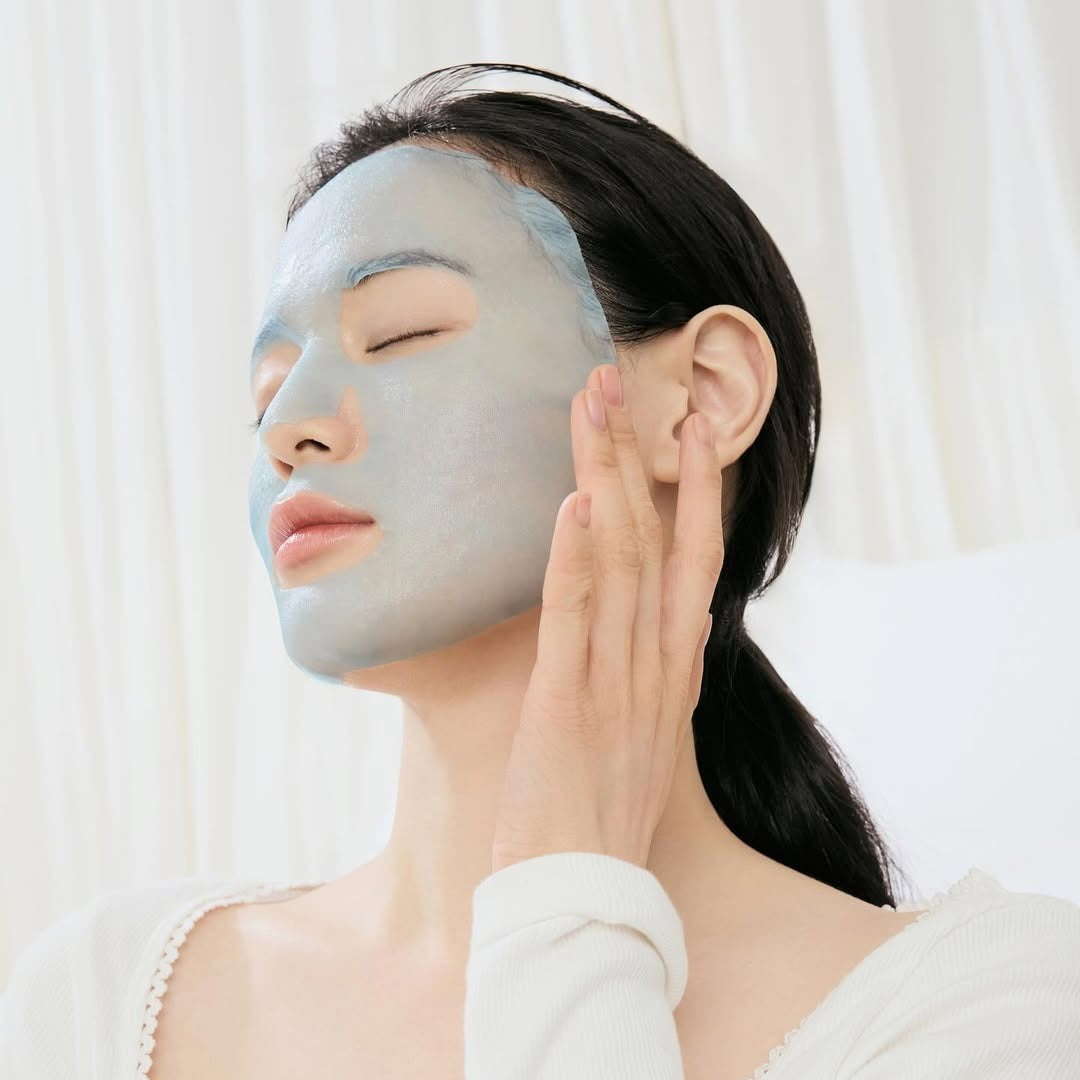 DR.ALTHEA Aqua Blue Hydrating Mask (4ea) : femme applique un masque bleu hydratant, marque DR.ALTHEA, ambiance spa.