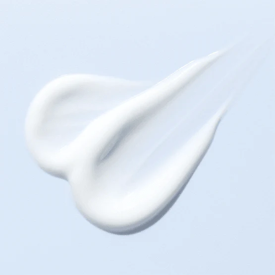 DR.ALTHEA Aqua Glowing Sunscreen 45ml : tube et crème solaire hydratante sur fond bleu, texture blanche lumineuse.