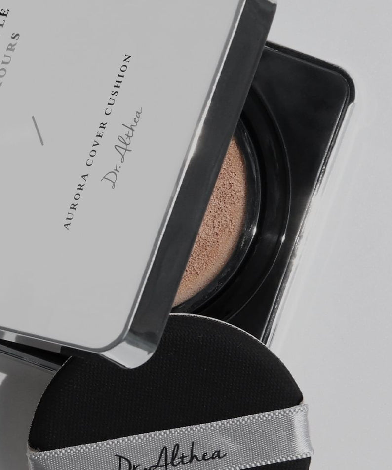 Coussin de maquillage DR.ALTHEA Aurora Cover Cushion 15g pour un teint lumineux et uniforme. Produit de beauté élégant et efficace.