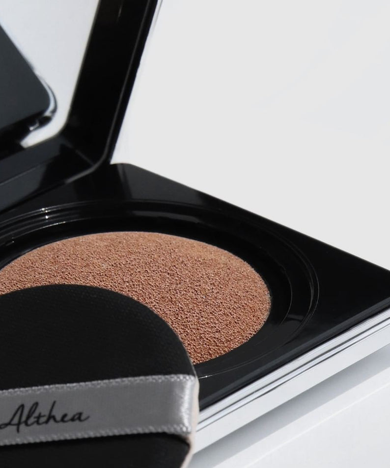 DR.ALTHEA Aurora Cover Cushion 15g, coussin maquillage teint parfait, présentation du produit cosmétique ouvert.