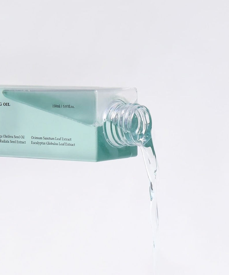 Huile nettoyante DR.ALTHEA Gentle Pore Cleansing Oil 150ml en action, illustrant sa texture liquide pour un nettoyage en profondeur des pores.