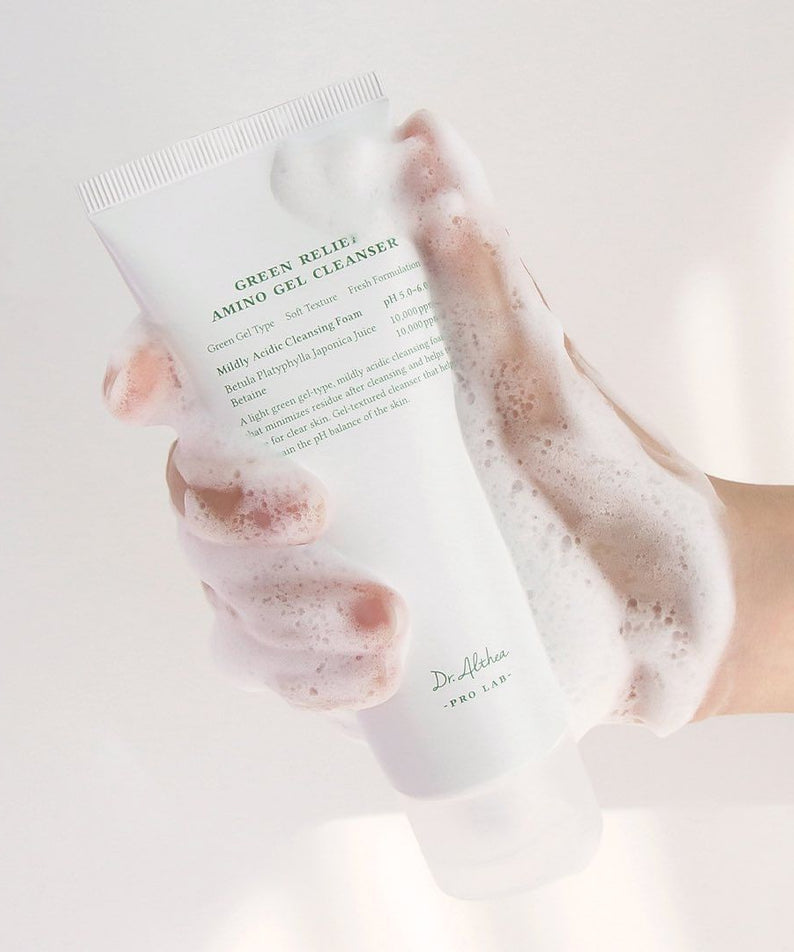 DR.ALTHEA Green Relief Amino Gel Cleanser 100ml dans une main pleine de mousse. Un nettoyant doux idéal pour la peau. 