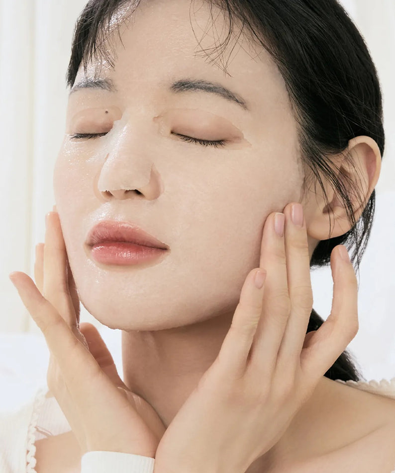 DR.ALTHEA Jelly Seal Dewy Mask (4ea) de la marque DR.ALTHEA : visage hydraté, application du gel en gros plan, ambiance spa
