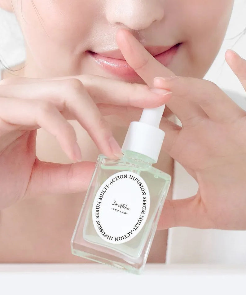 Femme appliquant le sérum DR.ALTHEA Multi-action Infusion Serum 30ml sur sa peau, flacon transparent dans les mains.