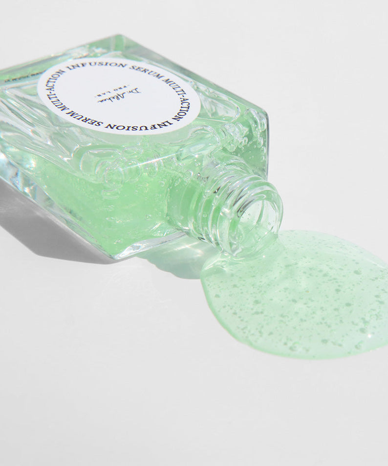 Bouteille de DR.ALTHEA Multi-action Infusion Serum 30ml renversée avec sérum vert sur fond clair.