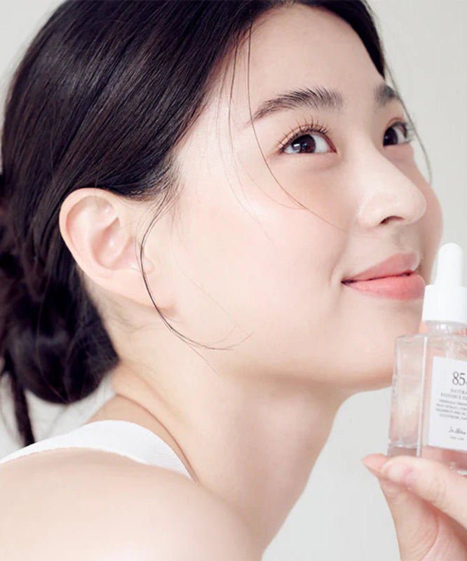 Femme souriante tenant DR.ALTHEA Natural Radiance Essence 30ml pour la beauté naturelle.