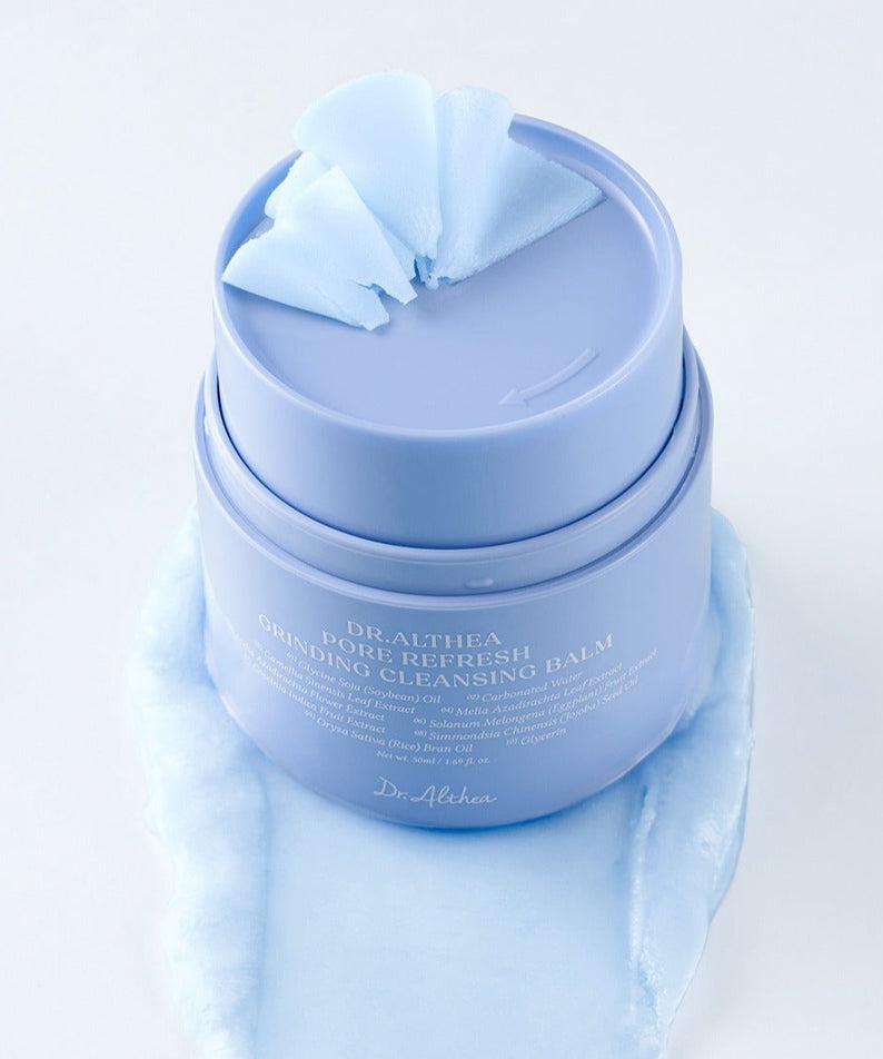 DR.ALTHEA Pore Refresh Grinding Cleansing Balm 50ml, pot bleu sur fond clair, crème de nettoyage anti-pores, contexte beauté.