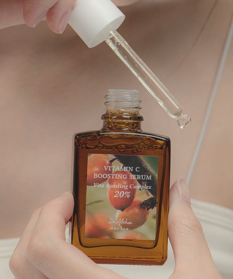 Flacon de DR.ALTHEA Vitamin C Boosting Serum 30ml avec pipette en main.