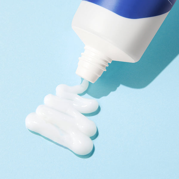 DR.BELMEUR Advanced Cica Recovery Cream 60ml : tube blanc de marque sur fond bleu, crème cicatrisante en texture.