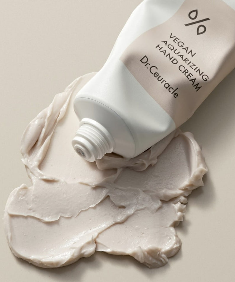 Crème pour les mains DR.CEURACLE Aqua Rising Hand cream 50ml, texture crémeuse, soin hydratant végan pour mains douces et nourries.