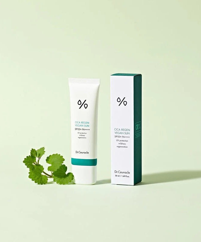 DR.CEURACLE Cica Regen Vegan Sun SPF50+PA++++ 50ml, packshot sur fond vert clair avec plante, crème solaire vegan cicatrisante