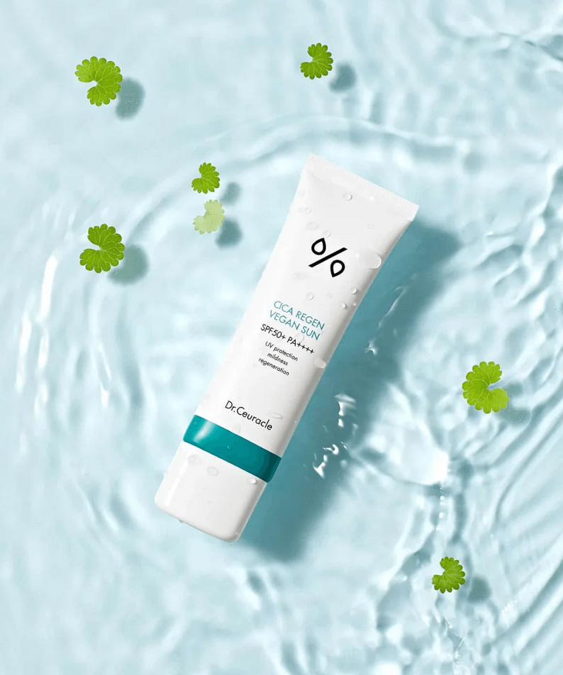 DR.CEURACLE Cica Regen Vegan Sun SPF50+PA++++ 50ml, tube sur eau claire bleue avec feuilles, marque au centre.