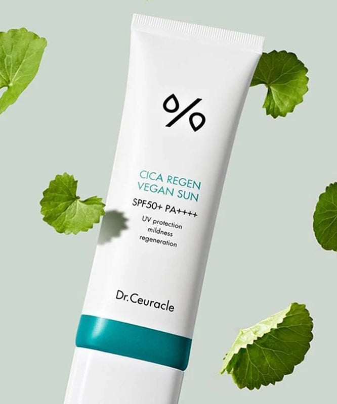 DR.CEURACLE Cica Regen Vegan Sun SPF50+PA++++ 50ml en tube blanc, feuilles de cica autour sur fond clair