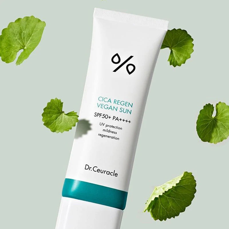 DR.CEURACLE Cica Regen Vegan Sun SPF50+PA++++ 50ml en tube blanc, feuilles de cica autour sur fond clair