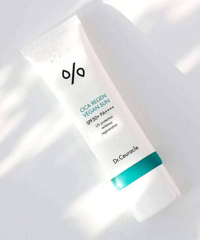 DR.CEURACLE Cica Regen Vegan Sun SPF50+PA++++ 50ml, tube solaire en packaging blanc sur fond lumineux, contexte produit.