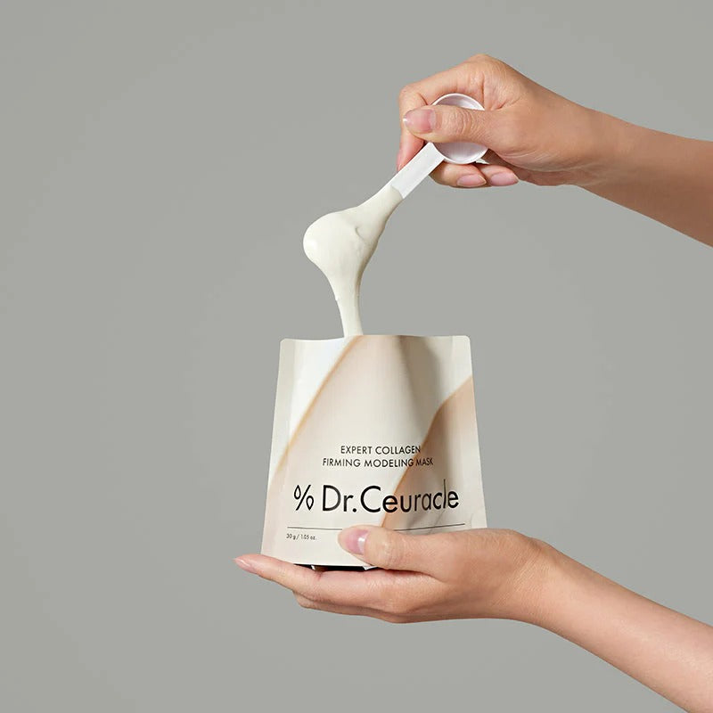 DR.CEURACLE Expert Collagen Firming Modeling Mask 30g : mains appliquant le masque sur une peau, visuel produit sur fond clair.