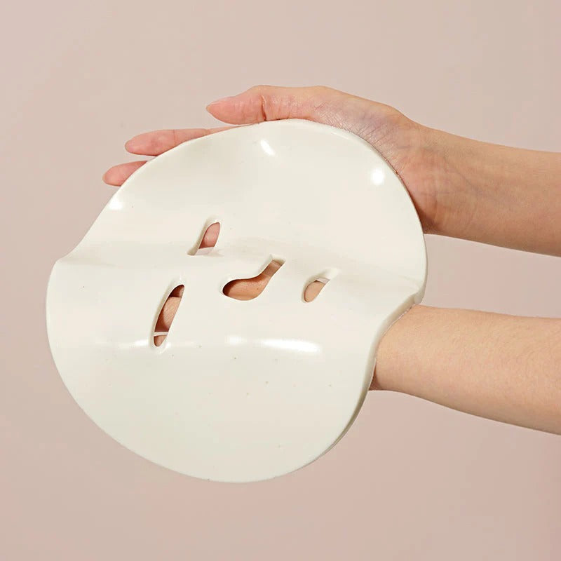 DR.CEURACLE Expert Collagen Firming Modeling Mask 30g, masque sur visage avec mains, marque cosmétique, contexte spa