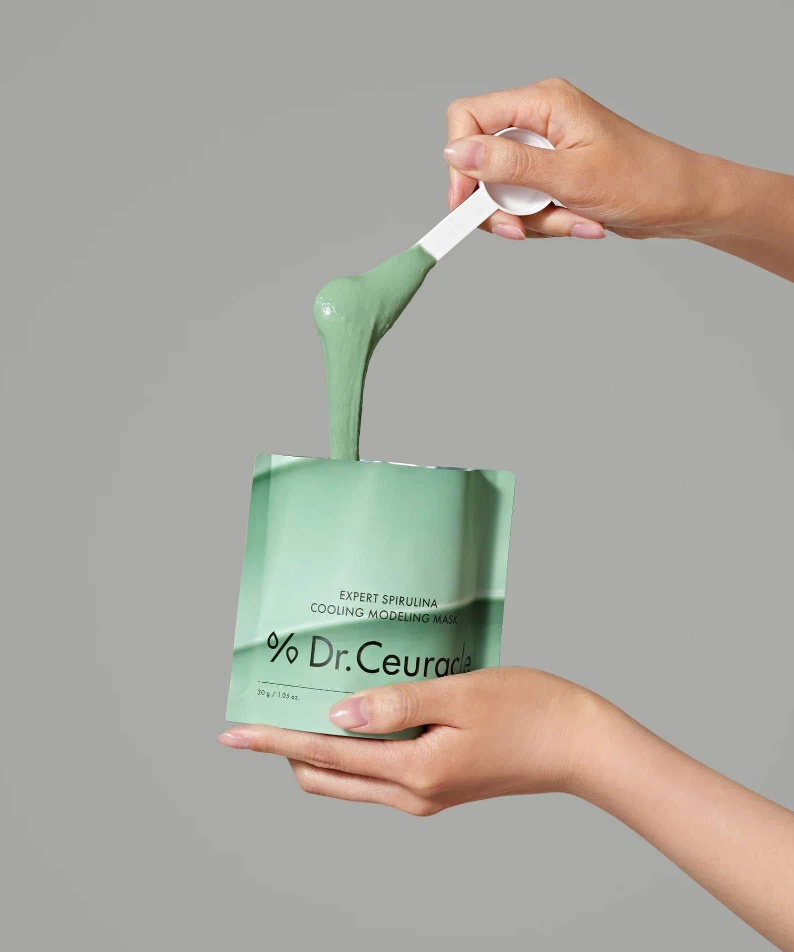 DR.CEURACLE Expert Spirulina Cooling Modeling Mask 30g, marque Dr.Ceuracle : mains tenant un masque vert en gel