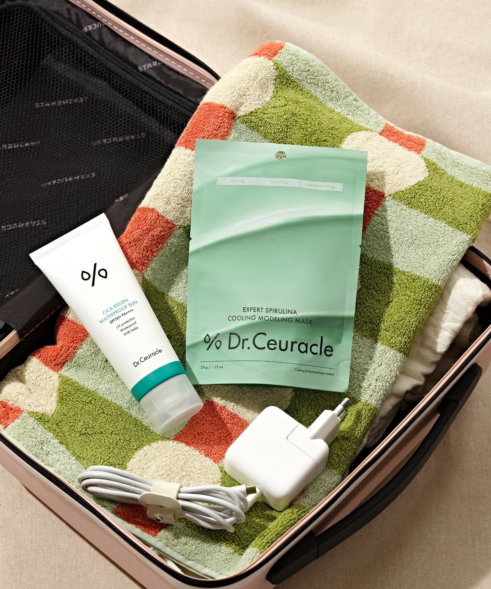 DR.CEURACLE Expert Spirulina Cooling Modeling Mask 30g, marque Dr.Ceuracle : masque et tube sur tissu coloré, coffret cosmétique