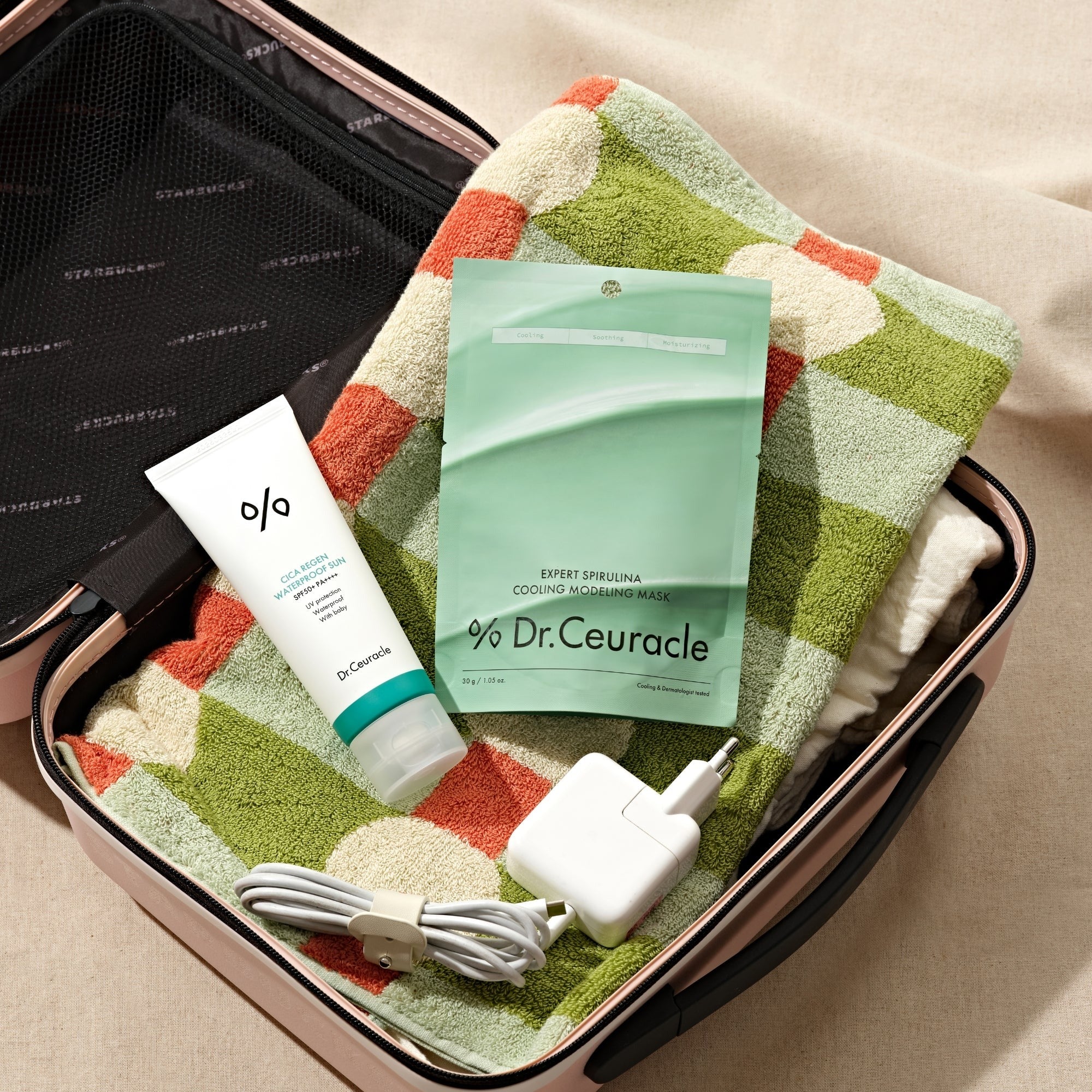 DR.CEURACLE Expert Spirulina Cooling Modeling Mask 30g, marque Dr.Ceuracle : masque et tube sur tissu coloré, coffret cosmétique