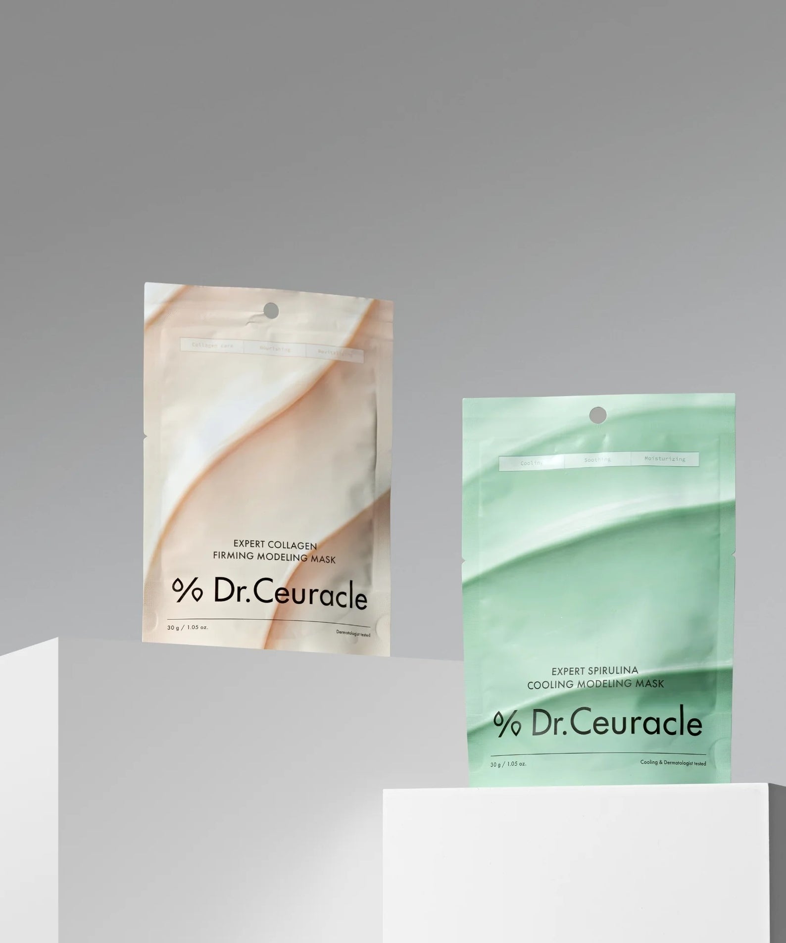 DR.CEURACLE Expert Spirulina Cooling Modeling Mask 30g, masques en sachets vert et beige, fond studio minimaliste.