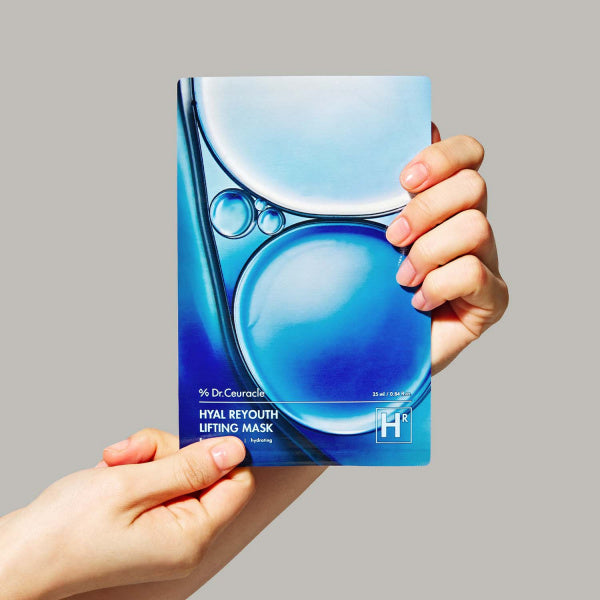 Décris l'image en français : DR.CEURACLE Hyal Reyouth Lifting Mask (10EA) de la marque DR.CEURACLE, main tenant une boîte.
